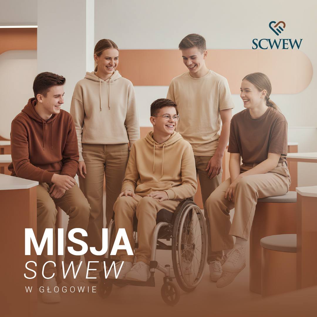 Grafika „Misja SCWEW w Głogowie” z grupą młodzieży, w tym osobą na wózku, rozmawiającą w szkole.