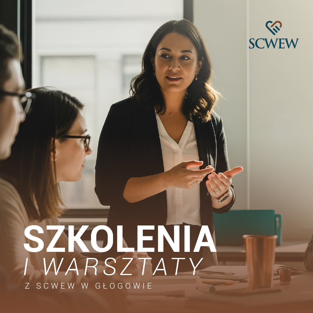 Plakat „Szkolenia i warsztaty z SCWEW w Głogowie” z osobą prowadzącą spotkanie.