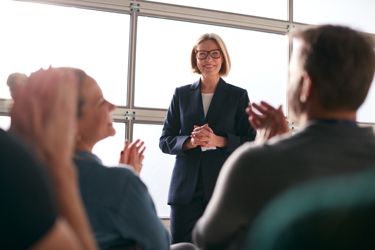 Warsztaty: prowadząca podsumowuje spotkanie przed uczestnikami.