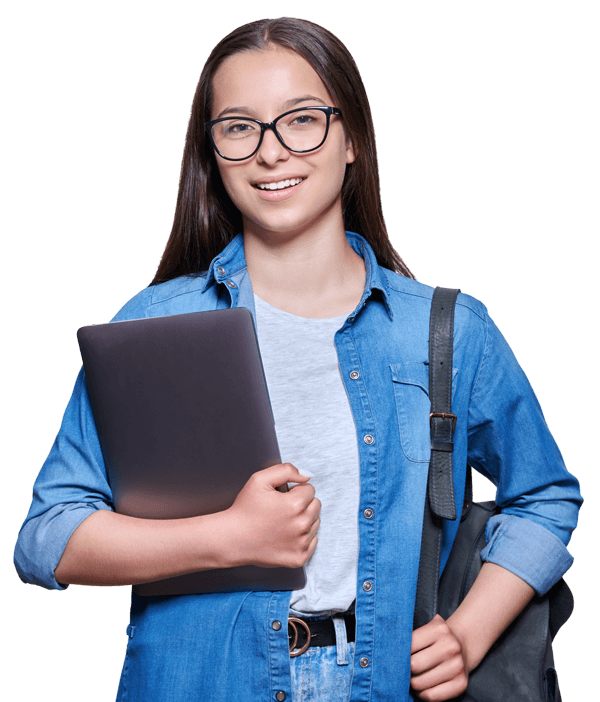 Uśmiechnięta uczennica w okularach trzyma laptop i ma plecak na ramieniu.